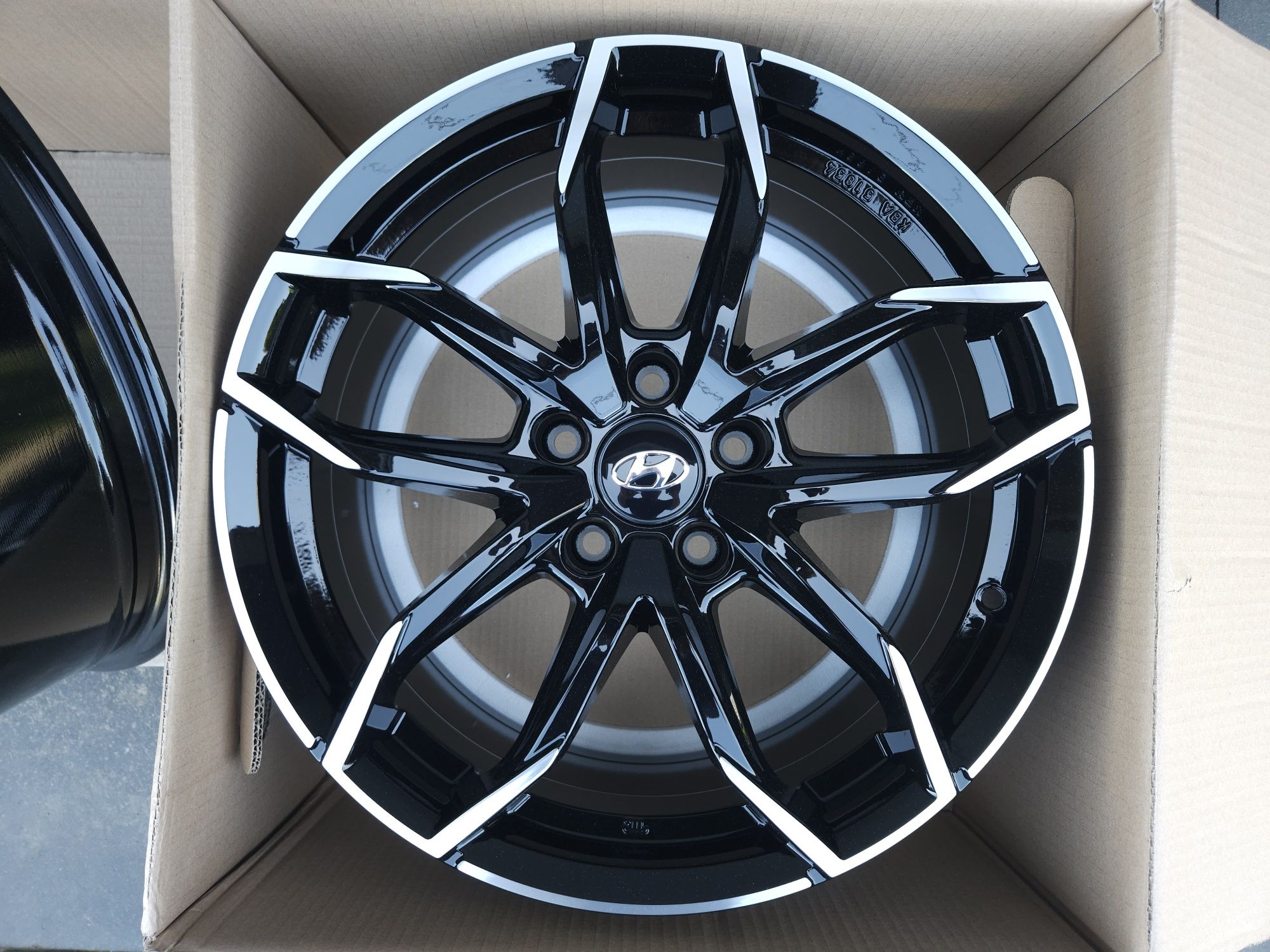 HYUNDAI 18 " Nowe Czarne 5x114,3 i30 Veloster i40 Tucson Santa FE