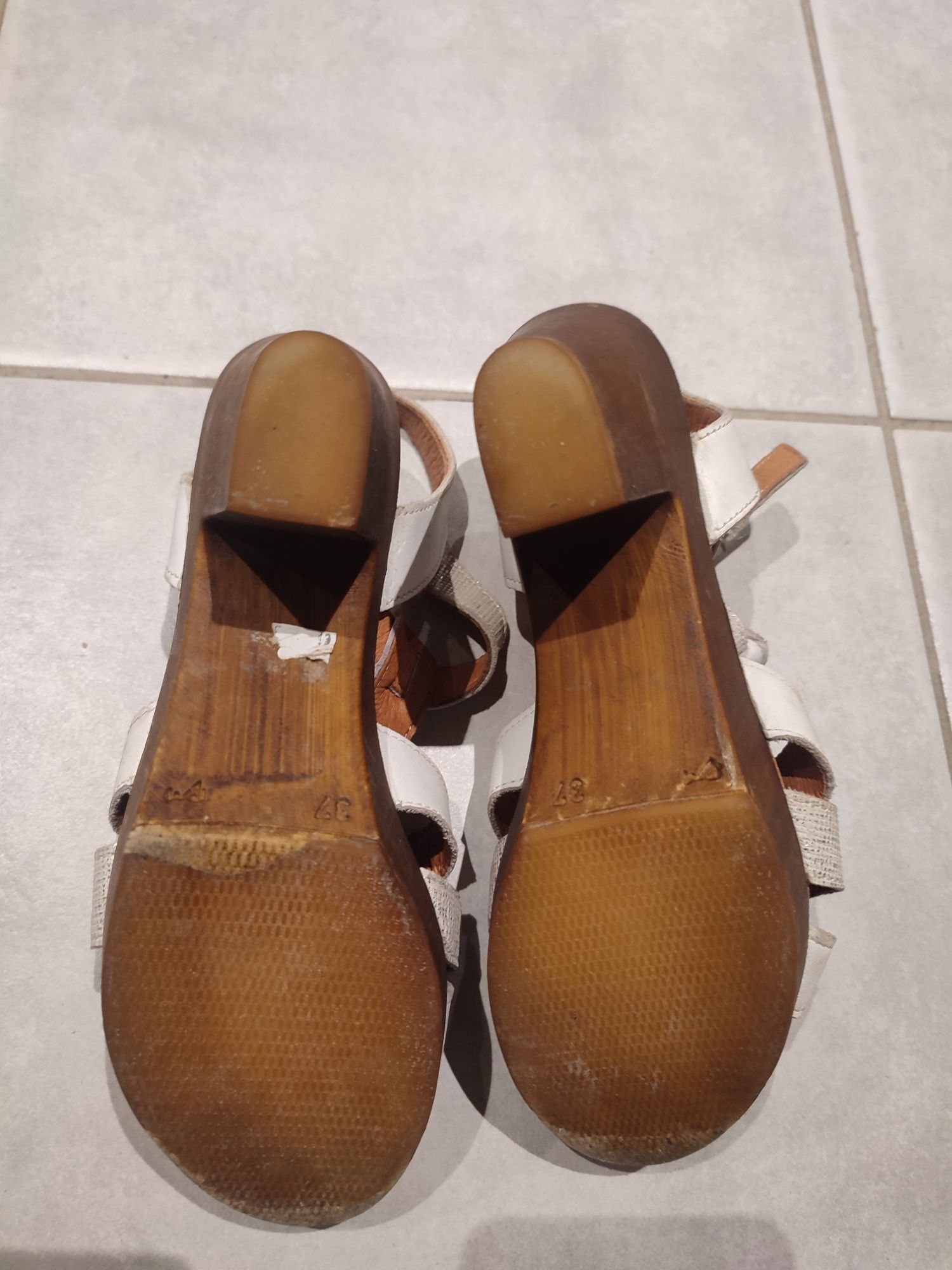 Sapatos brancos e bejes
