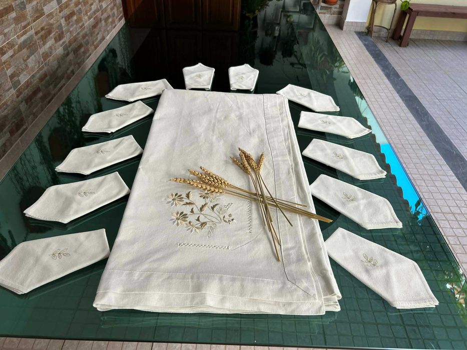 Toalha de Mesa em Linho Bordada + 12 Guardanapos