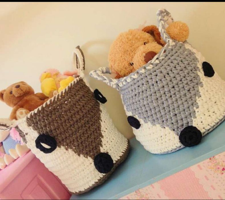 Cestas para brinquedos feitas à mão em crochê.
