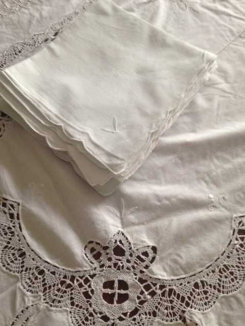 Grande e linda toalha oval, com bordado e renda c/12 guardanapos