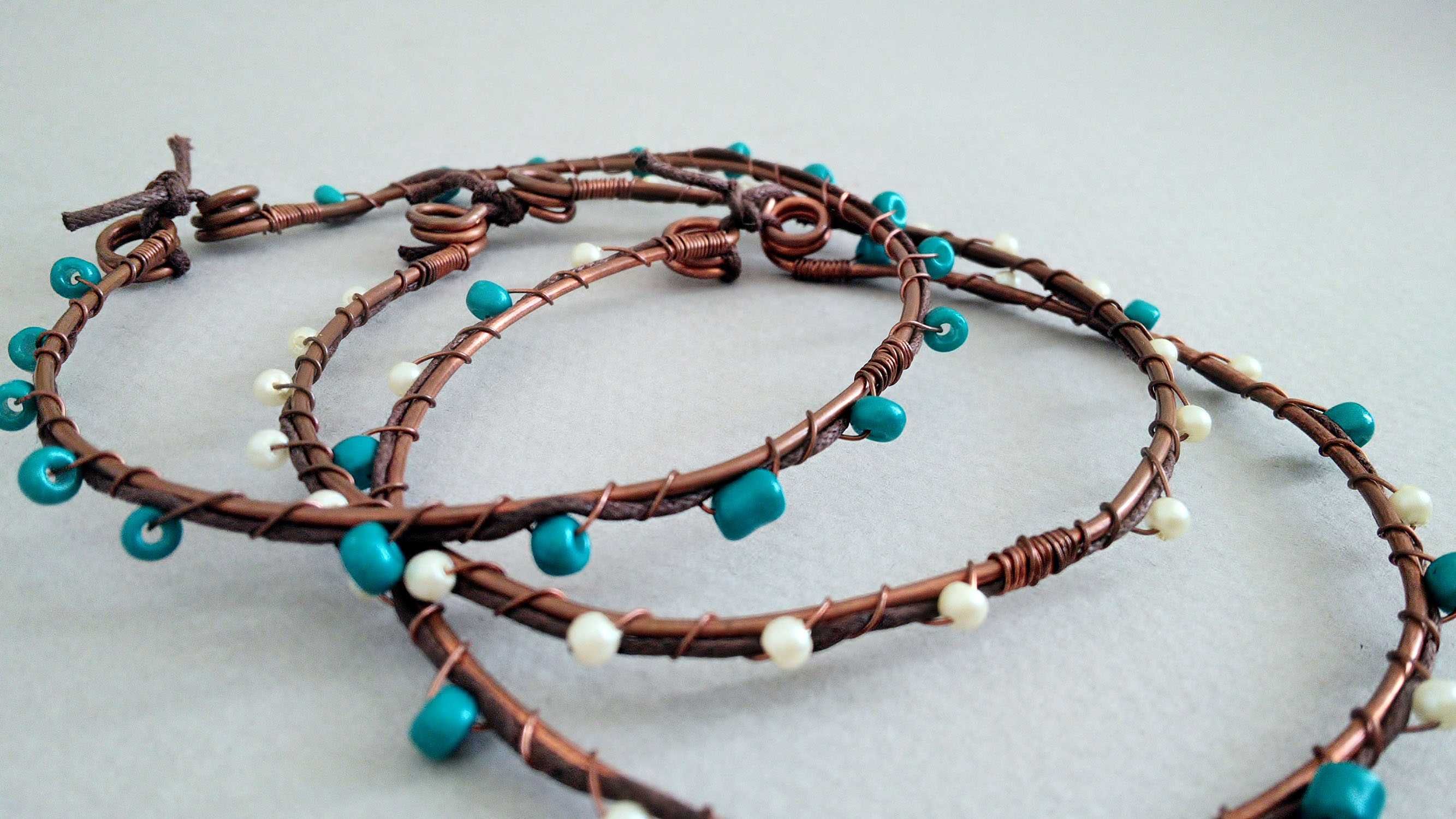 Conjunto de três braceletes boho hippie