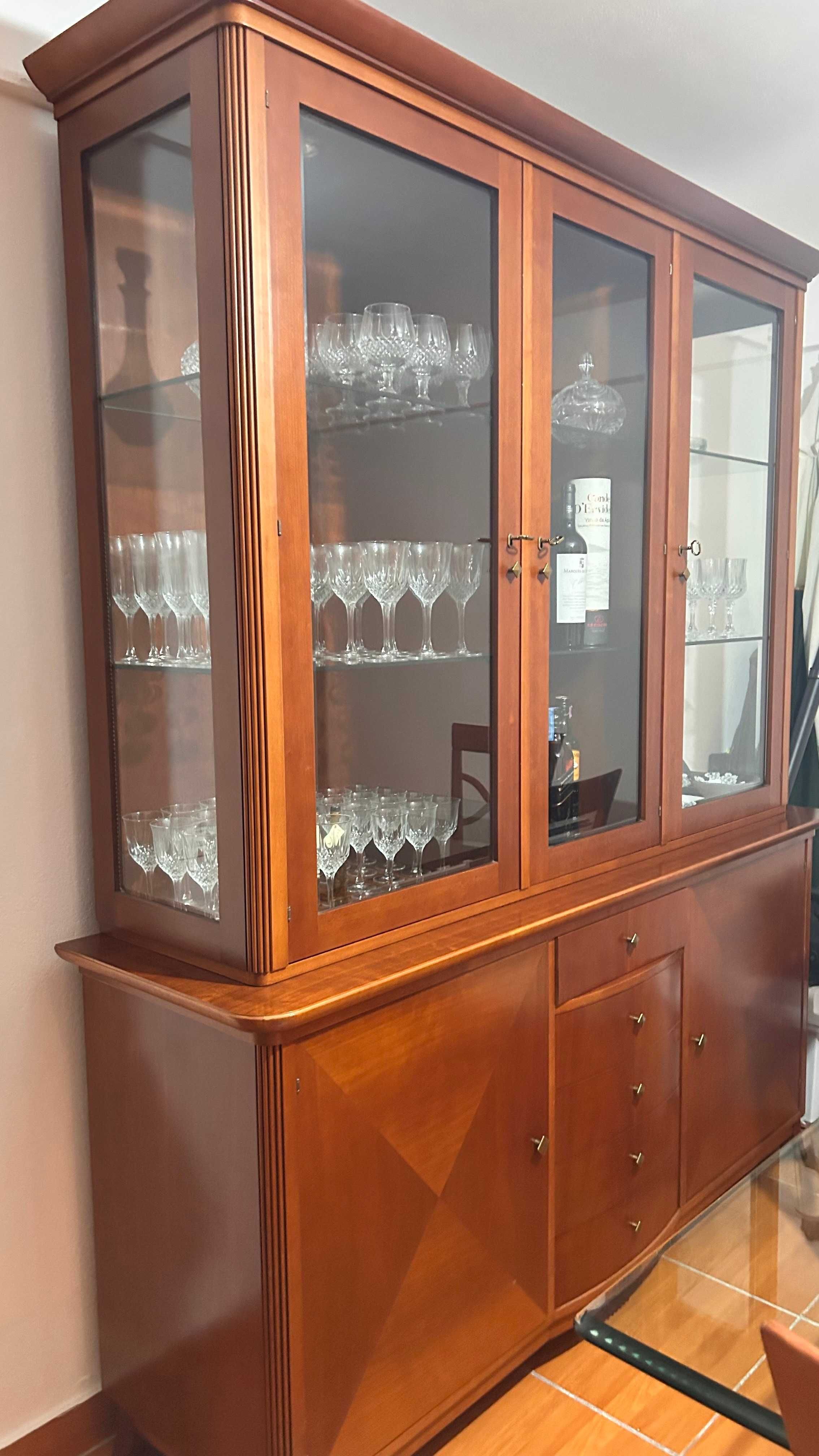 Mesa de jantar com tampo de vidro assente em colunas de madeira maciça