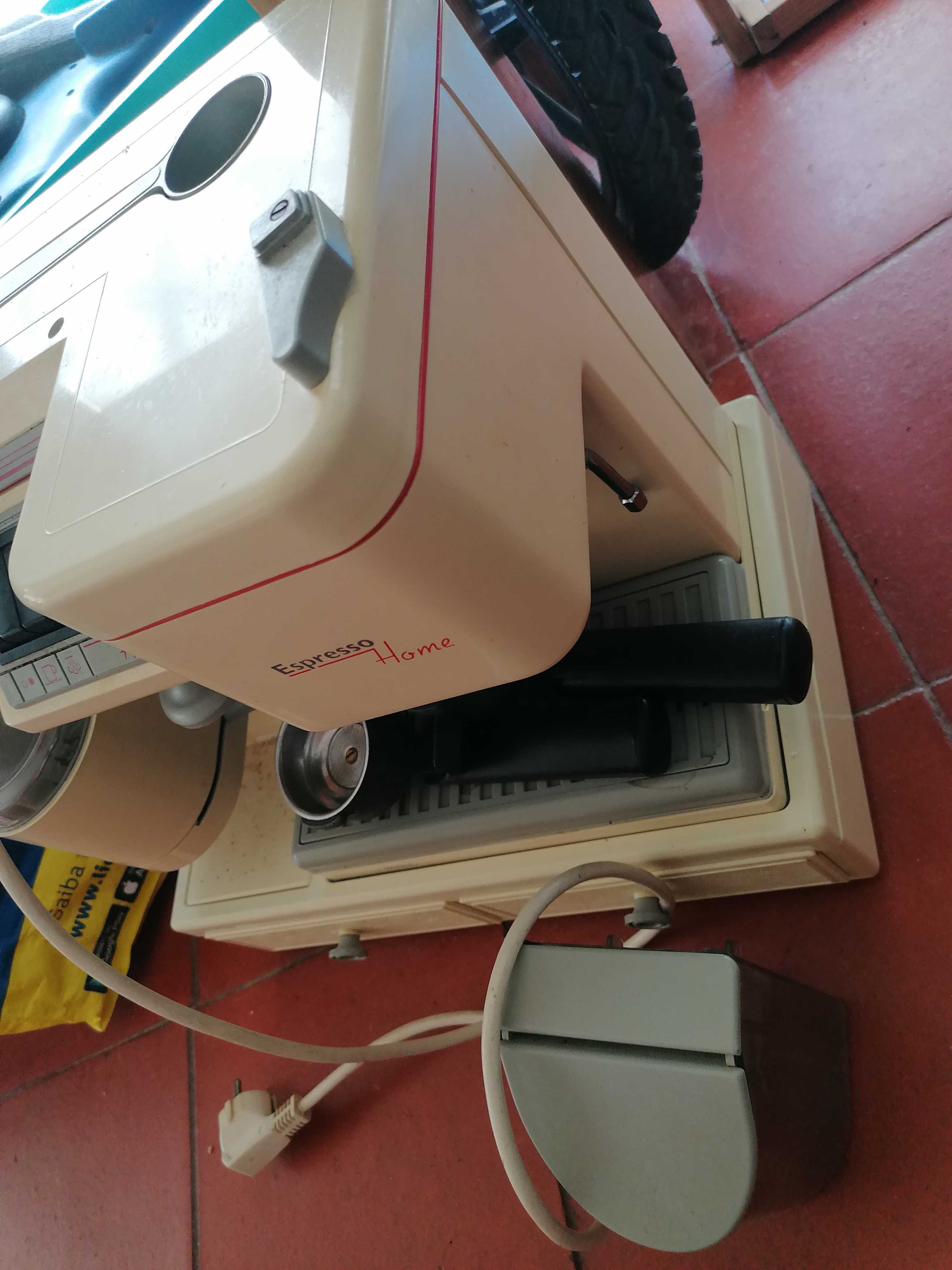 Maquina cafe Briel com moidor cafe