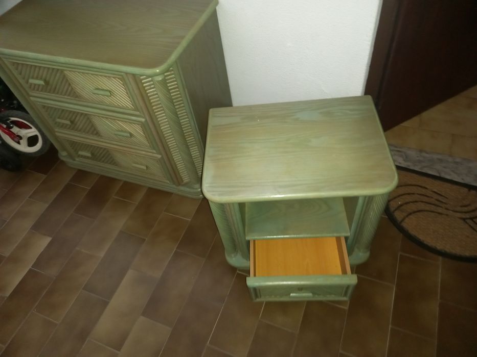 Cómoda e mesa de cabeceira