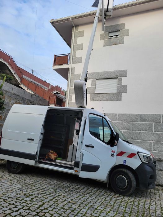 Renault master com grua cesta