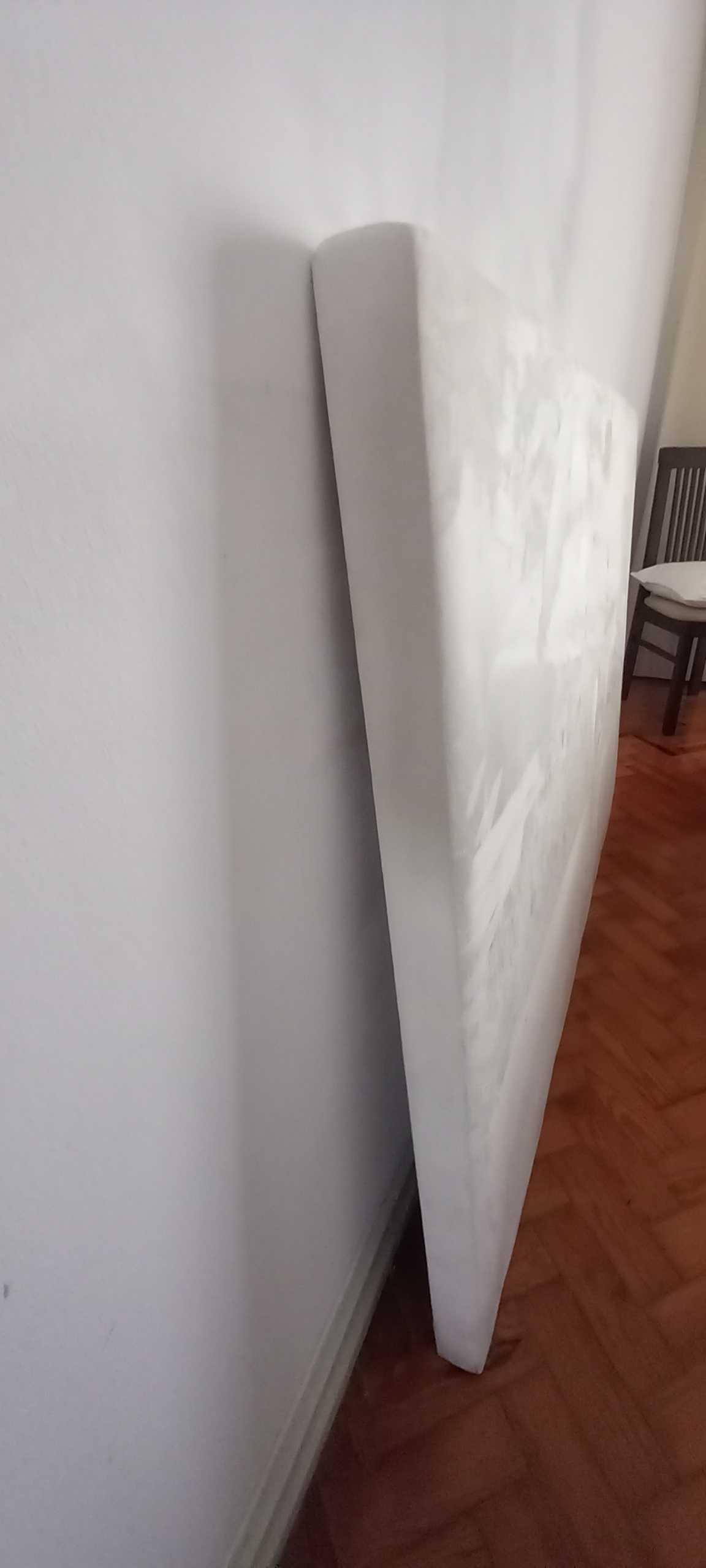 Cabeceira de cama impecável