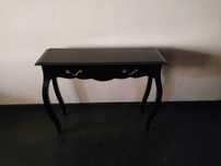 Mesa tipo credência com gaveta