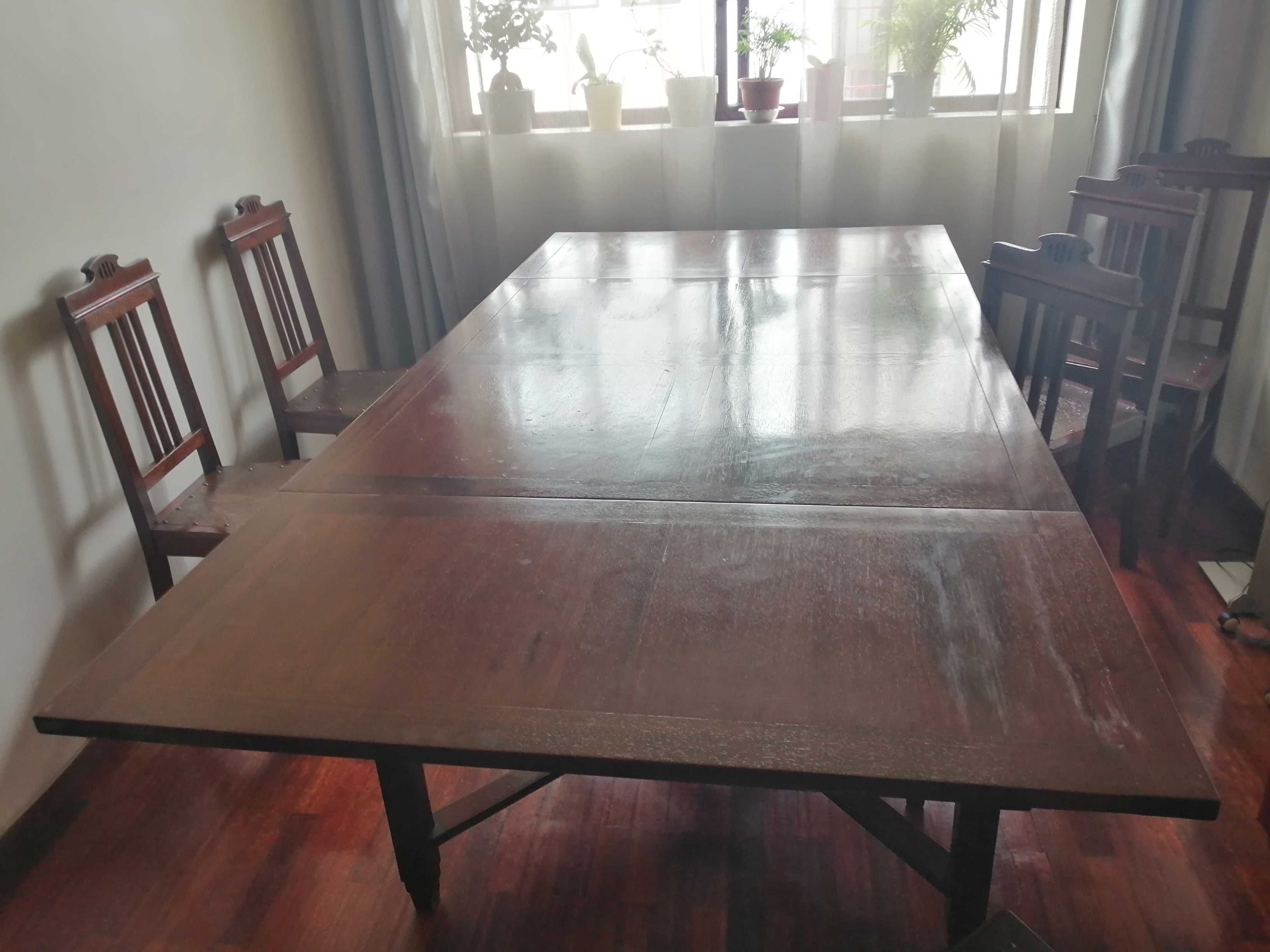 mesa de jantar antiga, com 4 cadeiras, a precisar de restauro
