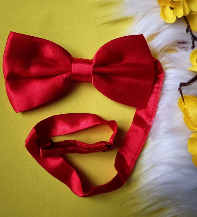 Czerwona muszka męska