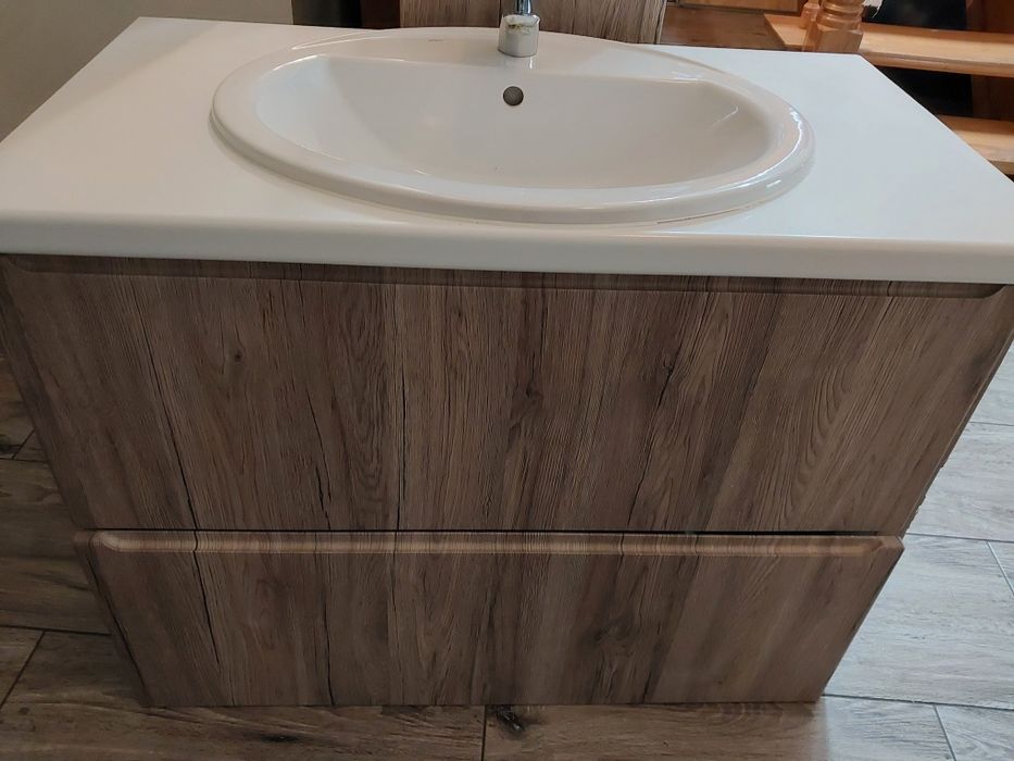 Umywalka z szafką oraz kominek