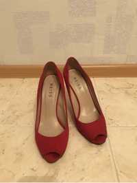 Червоні туфлі Reiss