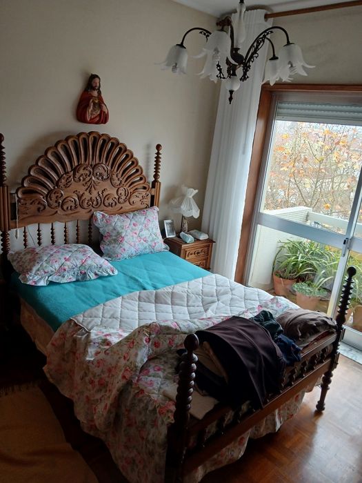 Cama de casal e mesas