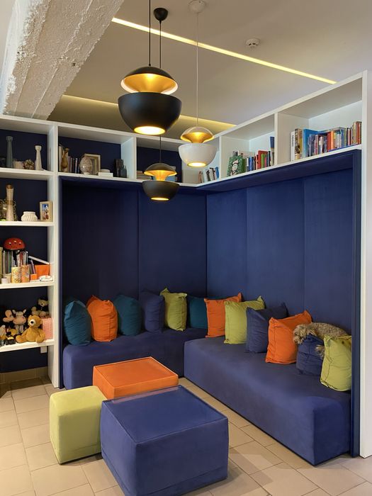 Мякий куток з книжковою шафою.