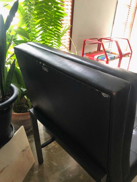 2 cadeirões pretos, modernistas em capitoné