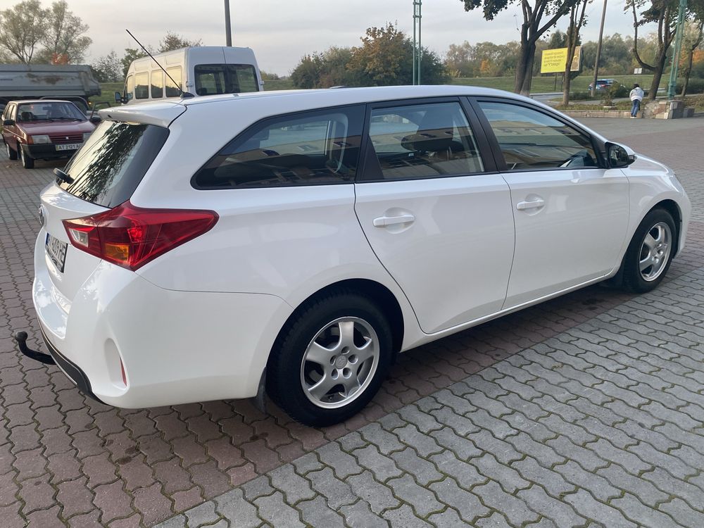 Продам Toyota Auris 2013 1.4 tdi