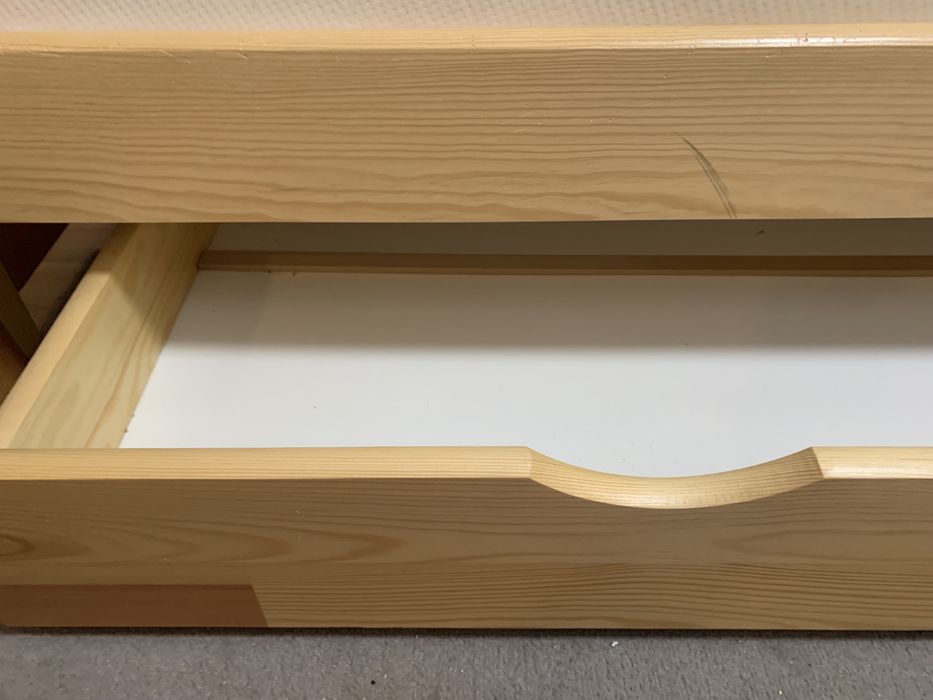 Drewniane sosnowe łóżko z szufladą na pościel i materacem