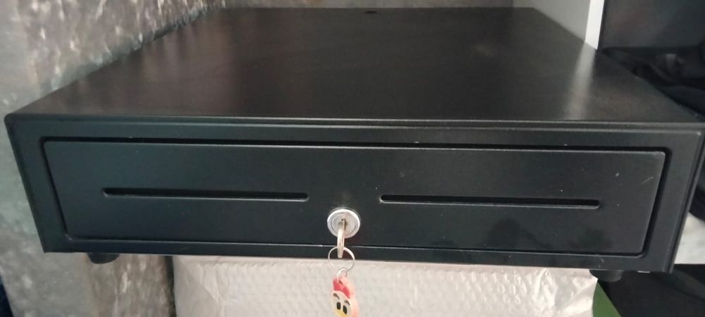 Caixa de dinheiro com cabo para computador