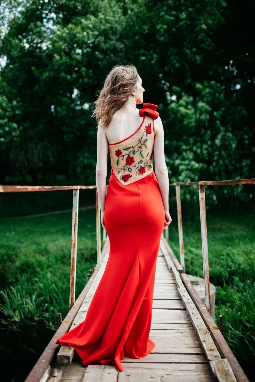 Нарядное выпускное праздничное красное вечерние платье на одно плечо