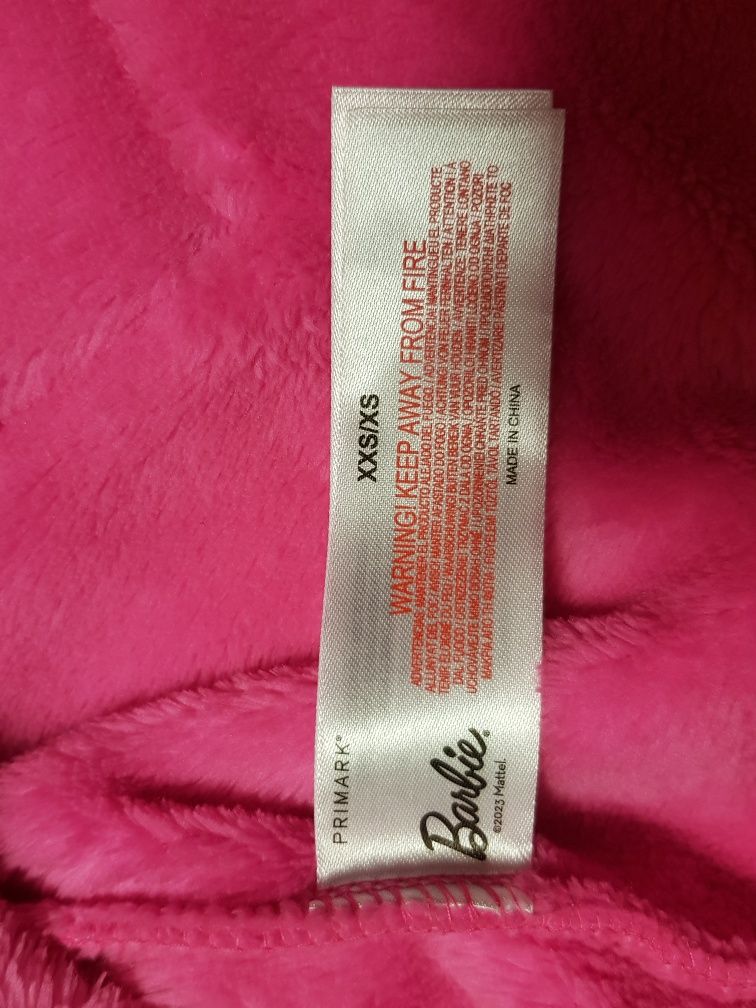 Puszysta bluza snuddie z motywem Barbie.