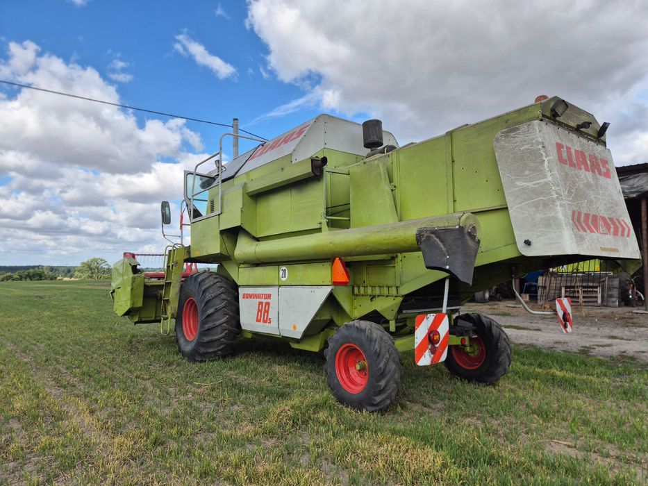 Kombajn claas dominator 88s z przystawka do kukurydzy
