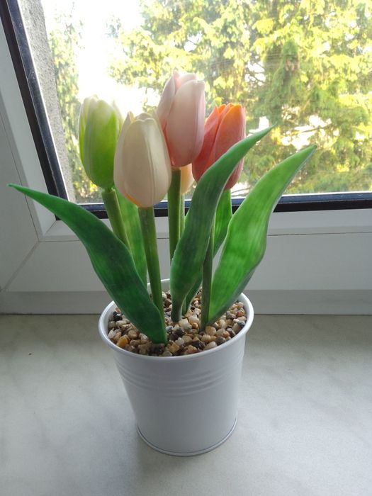 Kwiaty tulipany dekoracja w doniczce