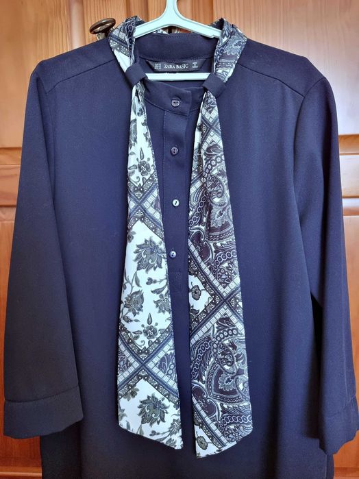 Vestido azul escuro com lenço Zara, tamanho XS