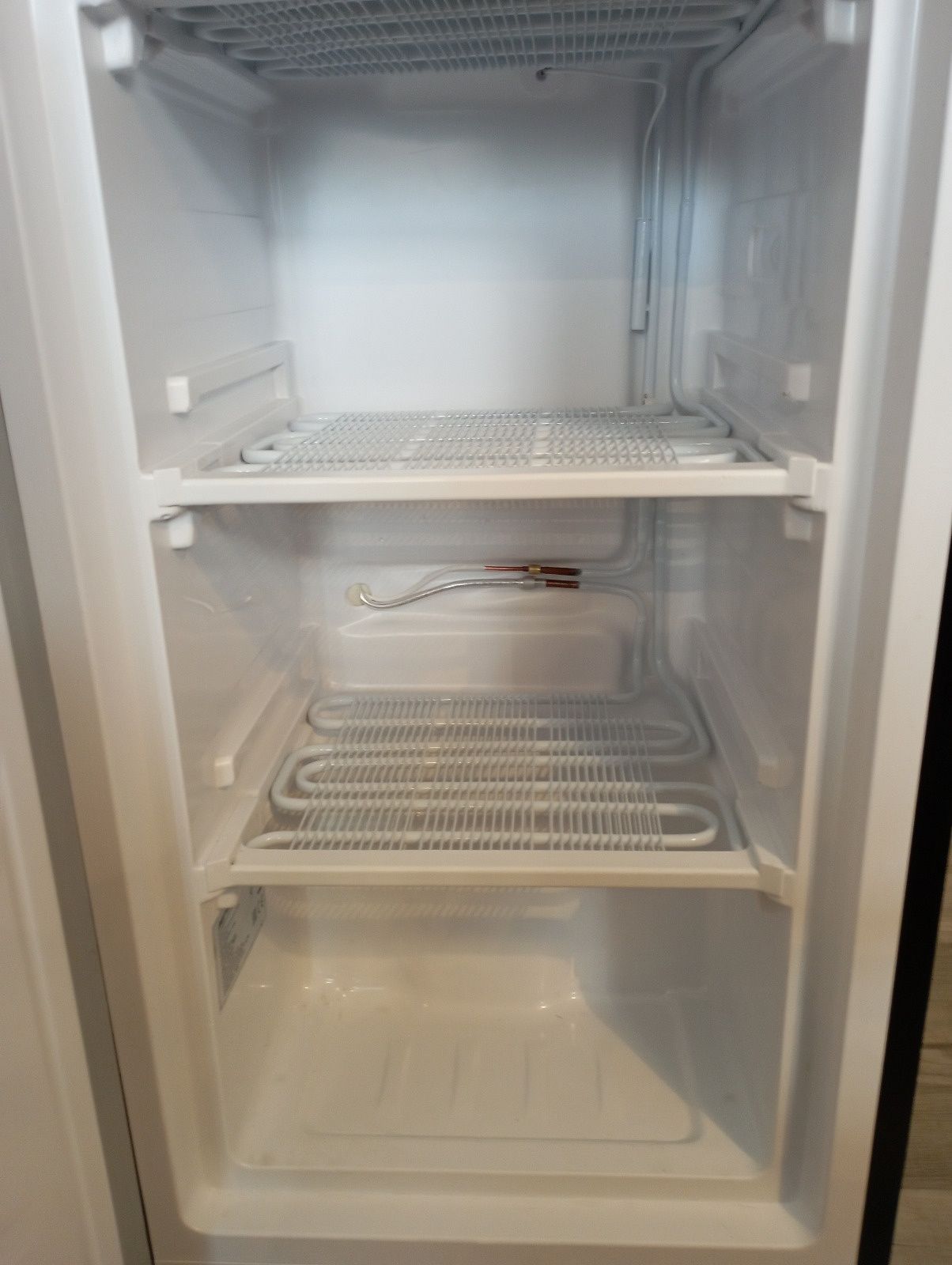 Zamrażarka podblatowa firmy MPM, kolor czarny, stan dobry.