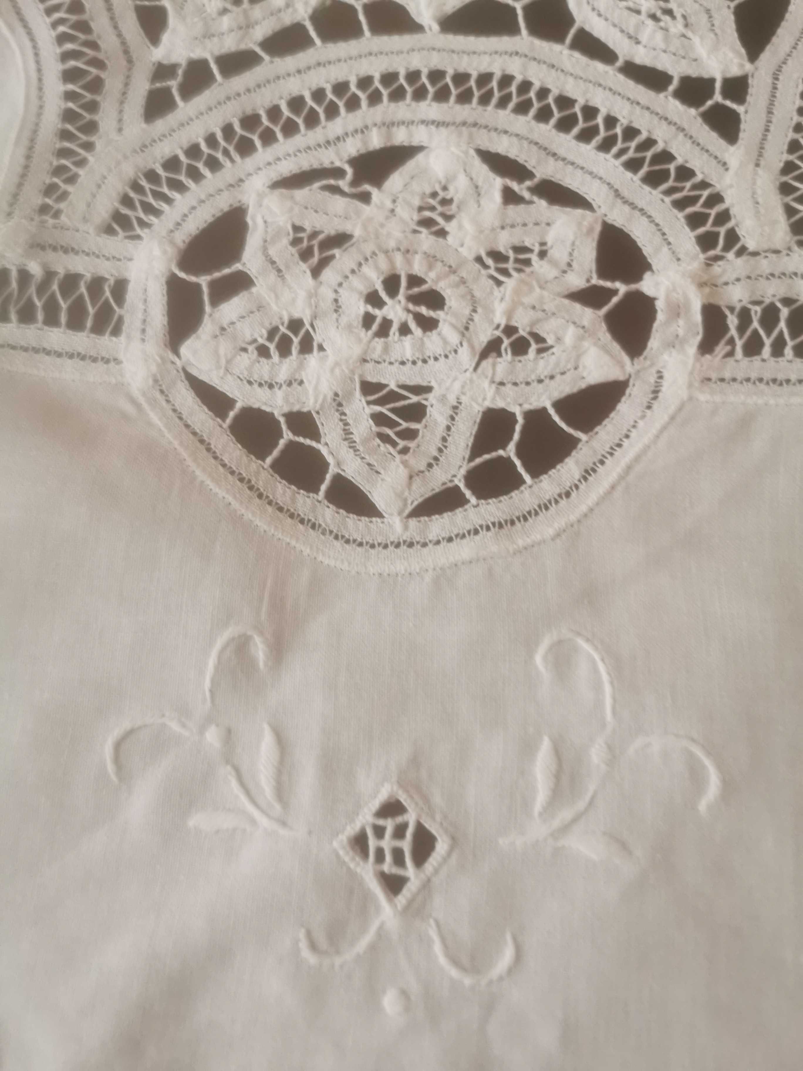 Toalha de mesa em linho com Bordados em renda de Bilros