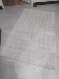 Mięciutki beżowy dywan