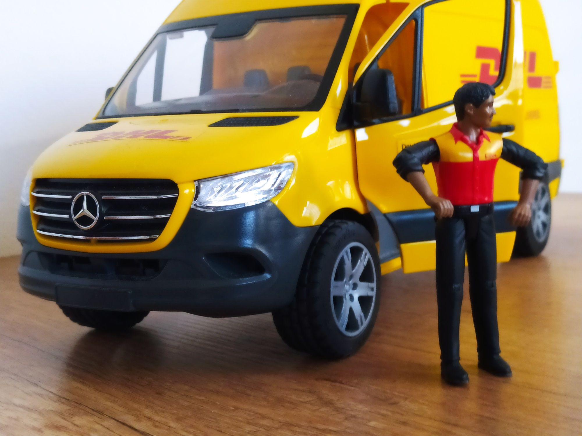 Bruder MERCEDES Sprinter DHL kurier figurka stan Bardzo Dobry