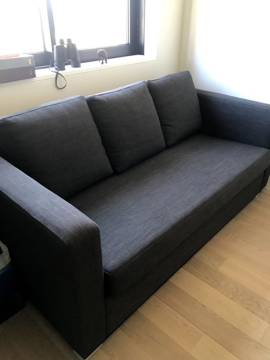 Sofá de três pessoas, em tecido cinza escuro, excelente estado!