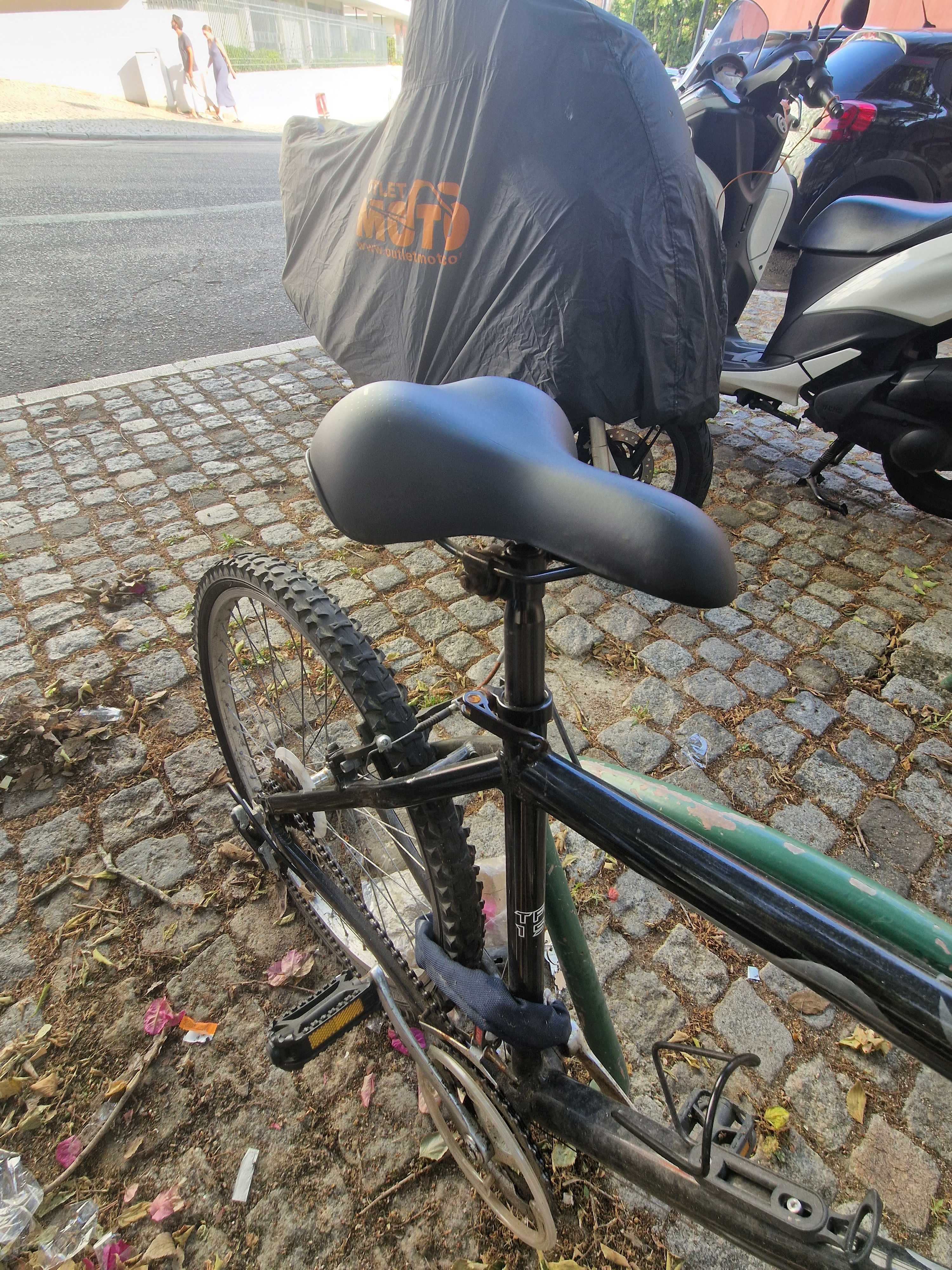 Bicicleta de cidade com bloqueio e capa - a recuperar em Lisboa