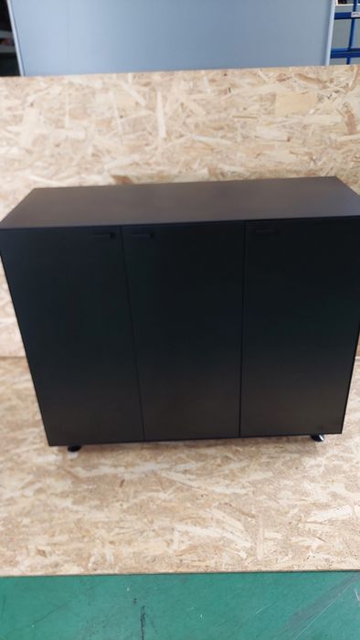 Armário metálico com portas abrir