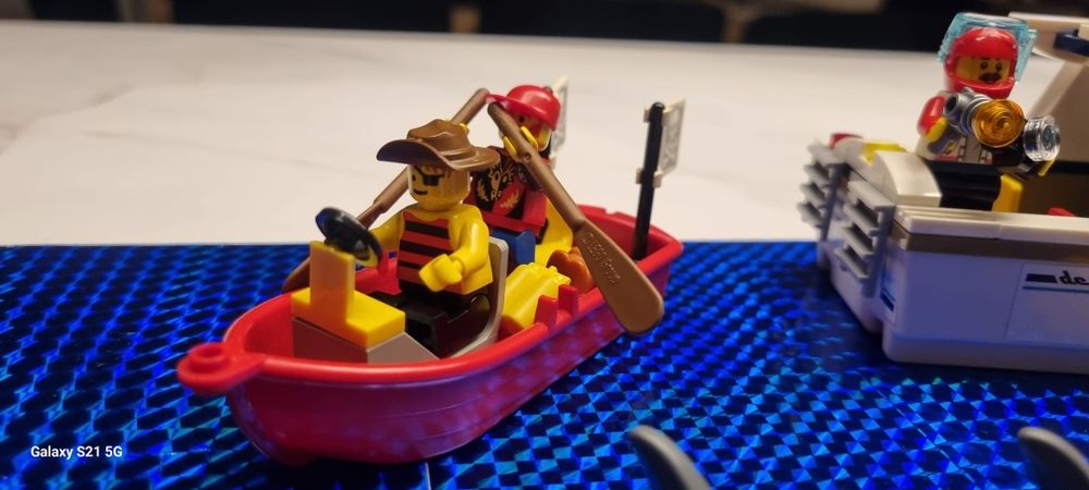 Zestaw Lego City gotowy do płynięcia po podwodną przygodę.