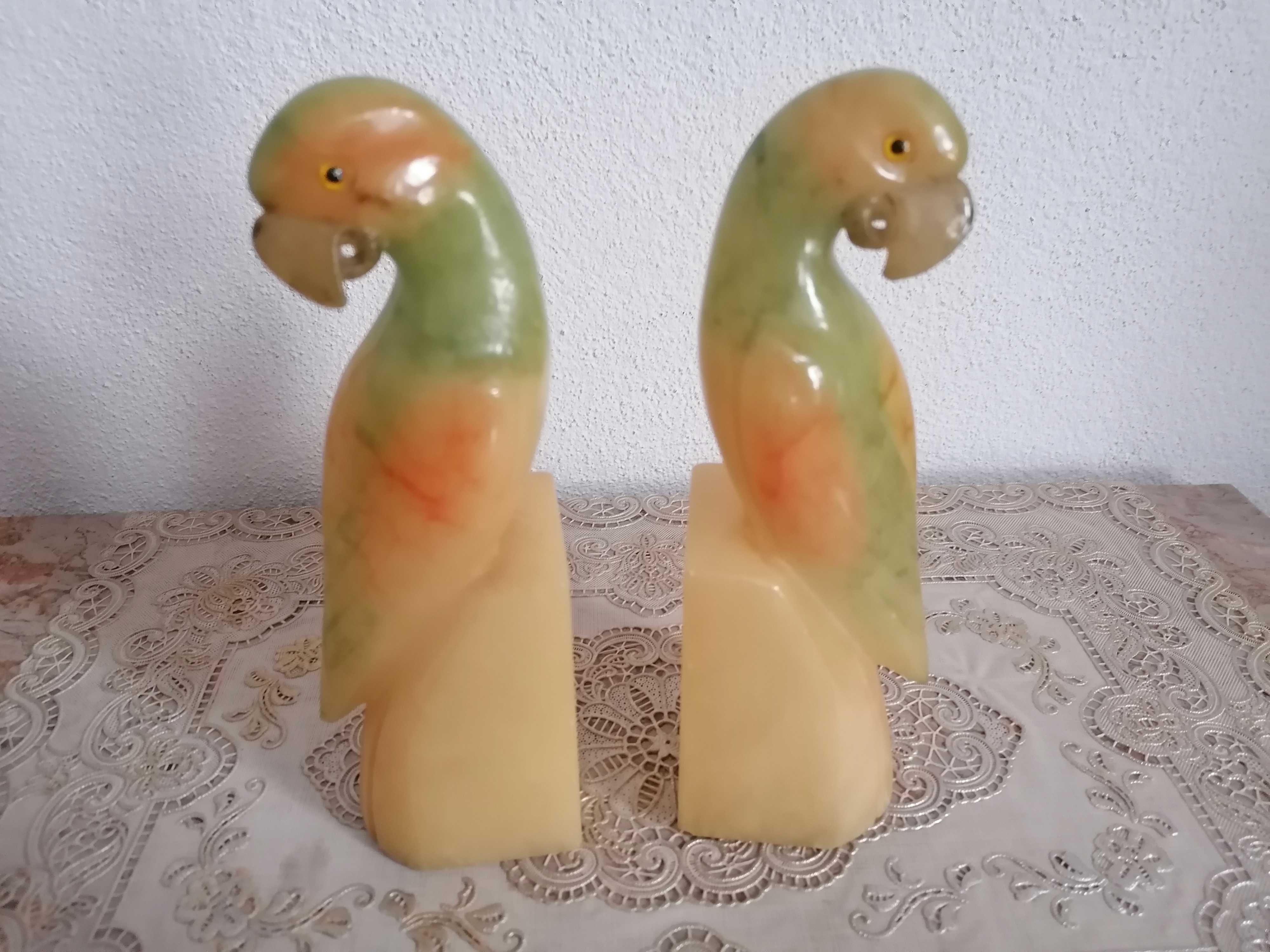 Par de papagaios em alabastro