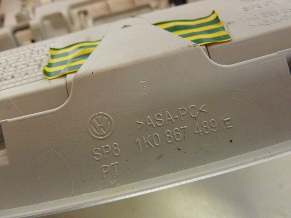 VW TIGUAN 5N GOLF V lampka oświetlenia wnętrza schowek 1K0.947105