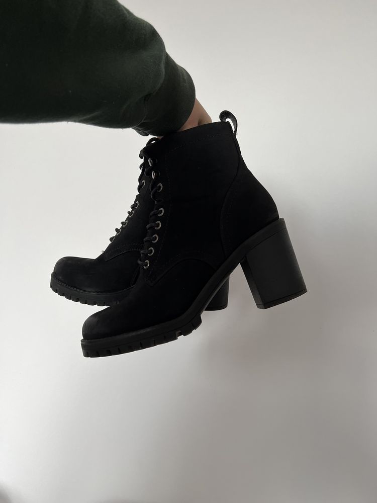 Wiązane botki na platformie buty zimowe ocieplane czarne botki