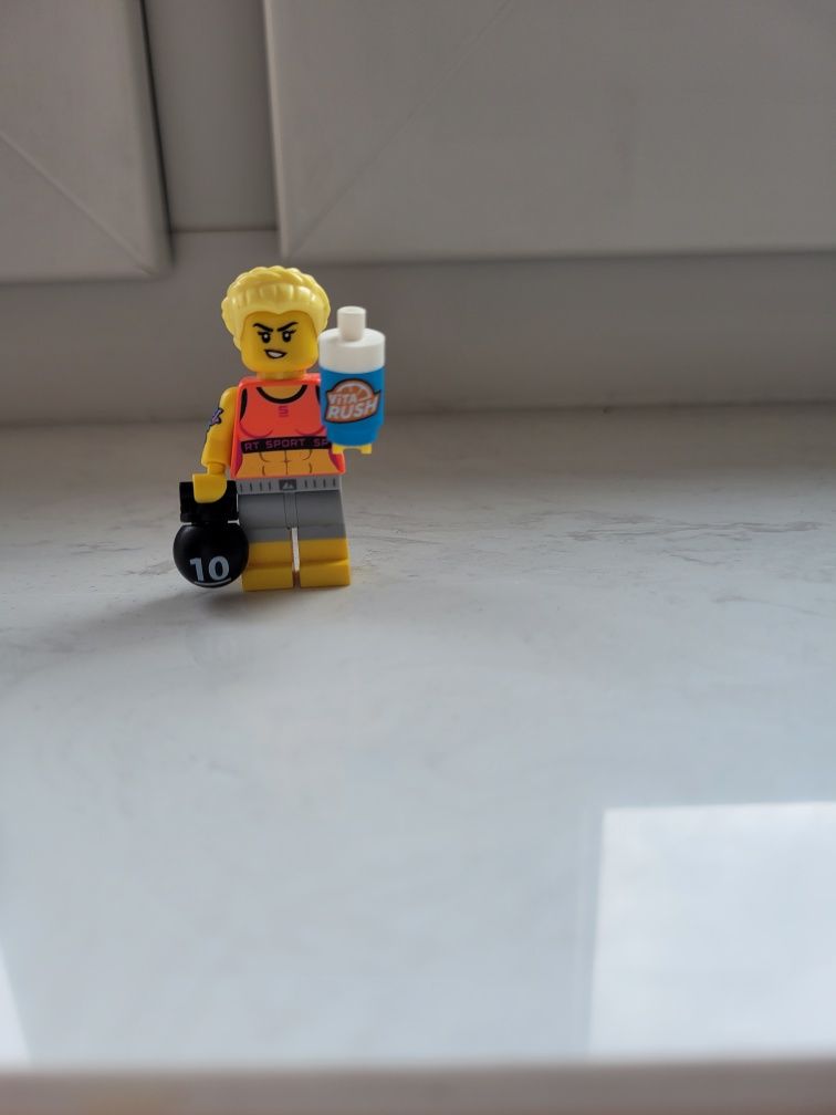 Lego figurka kolekcjonerska fitnesiara.