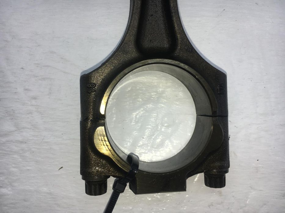 Шатун VOLVO XC60 2008-2013 (з поршнем, для двигуна D5244T) 31339269