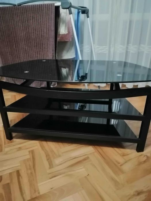 Czarny szklany stolik