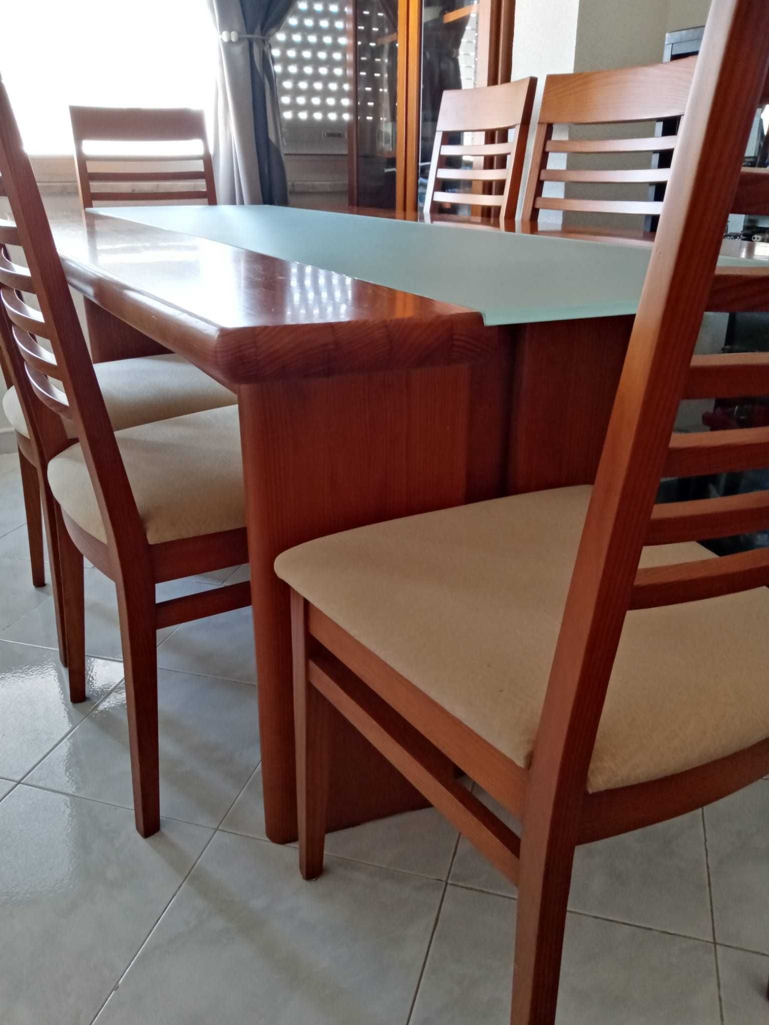 Recheio de sala, mesa grande com cadeiras incluídas