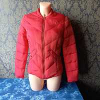 czerwona pikowana kurtka