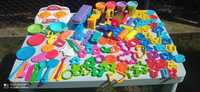 Play Doh kuchnia, koparki, kształty, wyciskarka, alfabet + stolik