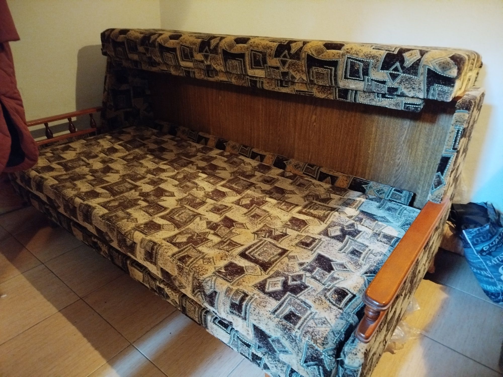 Диван в доброму стані