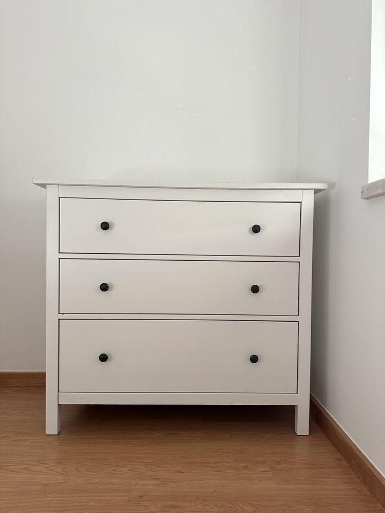 Cómoda HEMNES Ikea