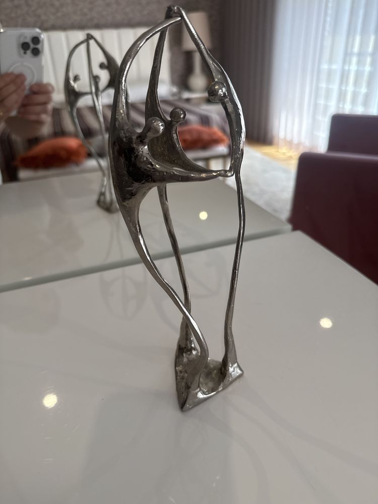 Estatueta em metal assinada pelo autor