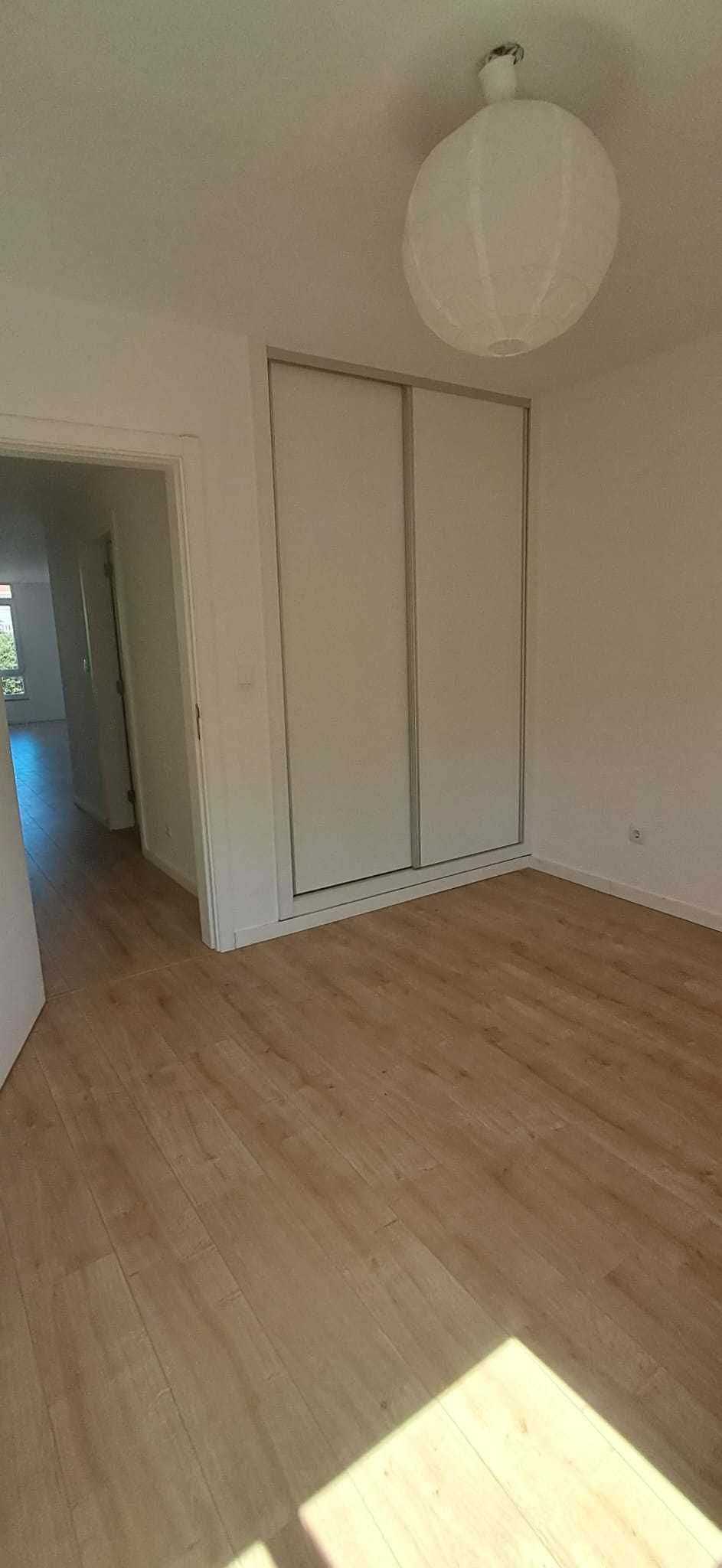 T2 totalmente renovado, com vista mar, em Paço de Arcos
