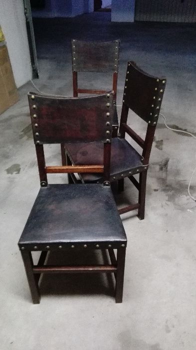 Cadeiras, antiquíssimas, em madeira com cabedal no assento e costas