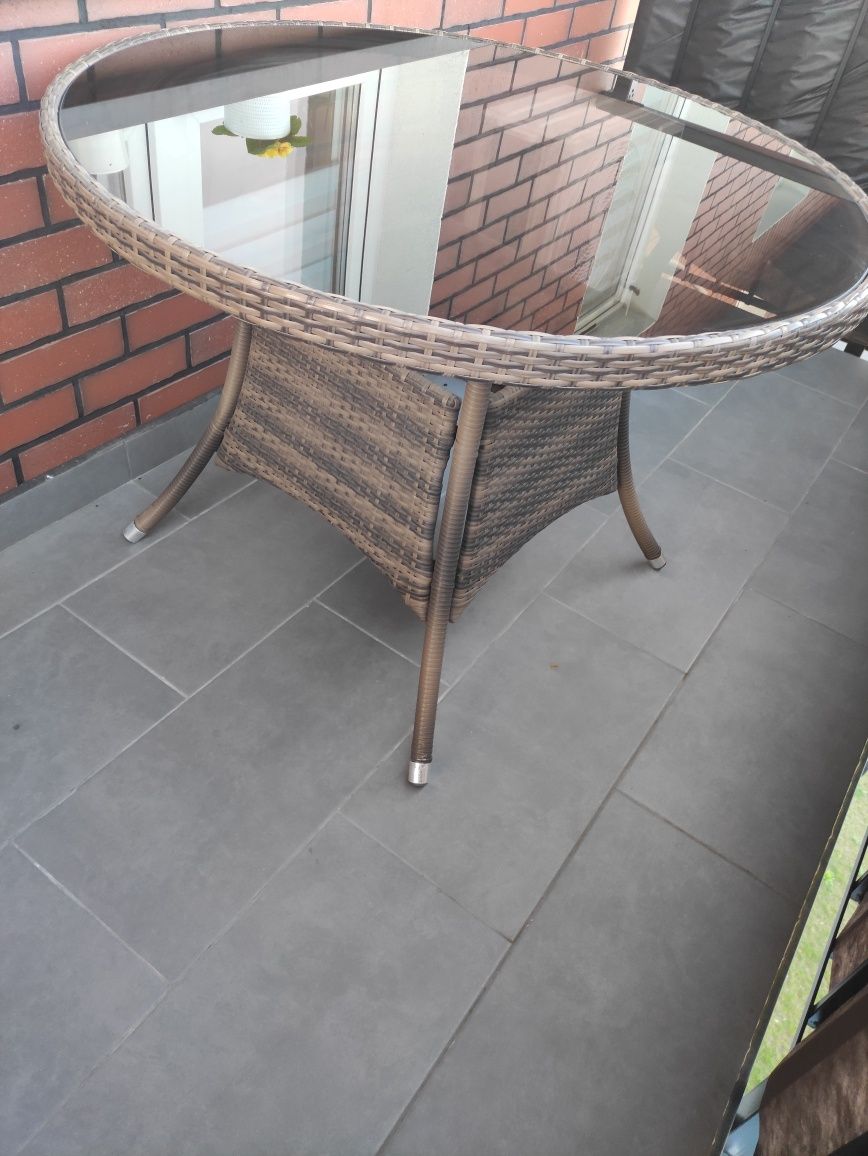 Okrągły stół idealny na balkon lub taras